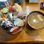 幸寿司 - びっくり丼(シャリ半分) ¥900