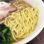 武蔵家 - 酒井の麺は武蔵家仕様の中細麵。