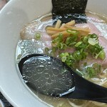 Tanrei Ramen Tsuchinotomi - 淡麗の塩を全粒粉入り中細麺で。鴨、鶏、豚のトリプルスープとのことですが、鶏油によるものなのか鶏の主張が強め。カドのとれたマイルドな塩ダレで全体的にまろやかで上品な印象