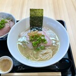 淡麗拉麺 己巳 - 淡麗塩（全粒粉入り麺）¥800、チャーシュー丼¥350