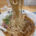 鯖の上にも三年 - 中太のストレート麺