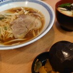 力餅 - 中華そば490円、すましぞうに180円✨