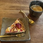 梵恩舎 - ケーキセット 税込550円のすもものタルトとホットコーヒー（R5.8時点）