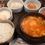 紅紅 - 別の日のスン豆腐定食900円✨割と甘めのおだしに唐辛子やにんにくのお味♪きのこやあさりの旨みが豆腐にも染みています。