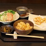 そば酒房 ひかり - 昼のセットその１：小海老の天ぷら、サラダ、茶碗蒸し、五目御飯、漬物