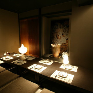 [Near the station] We have private seating with sunken kotatsu seats, which are very popular for entertaining guests.