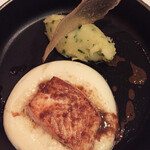 Benoit Alain Ducasse - カレイのムニエル。ジャガイモのピュレの上に載ったシルキーな食感のカレイは焦がしバターソースが香ばしいアクセント。