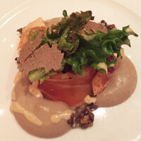 Benoit Alain Ducasse - タスマニアサーモンのマリネ。塩気のあるサーモンの身にふんわりしたビネグレットソースがバランスよく美味