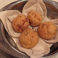 Benoit Alain Ducasse - アランデュカスらしいアミューズ、とのこと 焼きたて、チーズのシュー