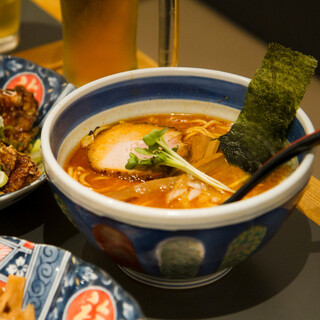 《素材の旨味たっぷり》煮干ベースでこだわり尽くす双麺らーめん