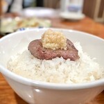 万正 - 塩タン with ニンニク薬味 オンザライス