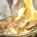 万正 - ハラミ 焼き焼き風景