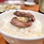 万正 - 塩タン with ニンニク薬味 オンザライス