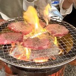 万正 - 塩タン 焼き焼き風景