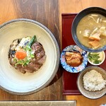 牛とろ焼きしゃぶ専門店 十二松六左衛門 - 熟成発酵ビーフのステーキ重～甘ダレ野菜添え～ お肉大盛り 全貌