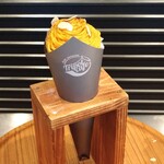 Tripot cafe BAKE stand - 季節限定品 ハロウィンパンプキンモンブラン ￥1000(税込)　プレーンなクレープと比べて大きめでお腹いっぱいになる一品　画像通りのクリームモリモリです