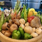 Shunsen Chuubou Hagiya - カウンターには、この日使う新鮮な野菜がどっさり