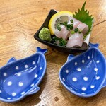 Dairokujuu San Nana Youmaru - 娘ちゃんが食いついたジンベエザメの小皿と「厚岸産本ししゃもの刺身」