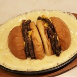 American diner ANDRA - チーズに in したハンバーガー