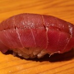 鮨 さかい - ⑮本鮪中トロ(青森県大間産、173kg)
      鮨ネタは肴の提供中に切り分けられ、提供する間までに室温へ戻されます
      艶々とした脂が今にも溶けだしそうな程で、旨みが華やかです