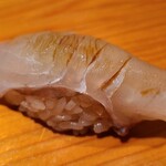 鮨 さかい - ⑩鮃(長崎県対馬列島産)
      産卵は冬～初夏、旬は秋～冬
      旬の走り、旨みと甘みが増してきました
      シャリとのバランスが絶妙です♪