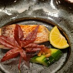 鮨 さかい - ⑧炭火焼き赤甘鯛(山口県萩産)の西京焼き、醪味噌&胡瓜、酢橘添え
      赤甘鯛は身に水分が多いので脱水処理は必須、やや濃いめな味わい
      皮目から芳ばしさが薫り、上品な脂が活性化して甘さが増しています