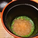 鮨 さかい - ⑲赤鯥と鮃で取った出汁の合わせ味噌のお味噌汁
      赤鯥の頭と骨&鮃の頭と骨の出汁なので、赤味噌であっても甘みも旨みがあり、コクと深みを楽しめます