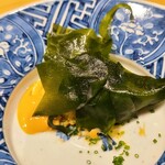 鮨 さかい - ⑥鮟肝酢(北海道余市産)、若布(徳島県鳴門産)
      余市の鮟肝はとても滑らかで旨みも素晴らしい
      先ほどの肝酢を若布を使って拭い取る様に頂きました