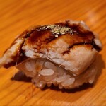 鮨 さかい - ㉑煮穴子(長崎県対馬列島産)、山椒
      産卵は初夏～初秋、旬は夏～秋
      穴子も旬を迎え、脂がのって来ました
      ふわふわと柔らかい煮穴子、そして温かいシャリ
      一気に拡がる旨み、ツメも濃過ぎず軽やかな後味