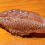 鮨 さかい - ⑫春日子【血鯛の子】(鹿児島県出水産)
      手間の掛かるネタで最近はお鮨屋さんで余り提供されない
      久々に丁寧な仕込みの清んだ旨みを楽しみました