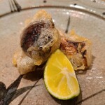 鮨 さかい - ⑦松茸(中国雲南省産)天麩羅、酢橘添え
      中国産なので香りはそれほどでもありませんが、食感はシャキッとしています