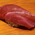 鮨 さかい - ⑯本鮪大トロ(青森県大間産、173kg)
      多くのサシが入っており滑らかな脂が人肌よりも温かめのシャリで、活性化し旨みに奥行きを与えています
      ネタと技術が渾然一体となっています