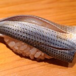 鮨 さかい - ⑬小鰭(熊本県天草産)
      産卵期は春、新子は初夏、小鰭は夏、鮗は晩秋～晩冬、寿命3年
      塩振りと〆具合は旨みと香りのバランスが取れていて好き
      魚の成長度合いによって塩振り量が変わる熟練の技が必要なネタです