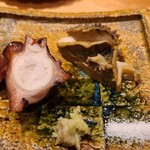 鮨 さかい - ②真蛸桜煮(福岡県志賀島産)
      ③酒蒸し黒鮑(佐賀県唐津産)
      塩、山葵