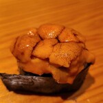 鮨 さかい - ⑳蝦夷馬糞雲丹(北海道浜中産)
      産卵は夏～秋、旬は初夏～夏
      雲丹を頂く時はは5秒ホールド
      ハッキリとした甘みと濃いめの旨み、複雑な後味に余韻を感じます