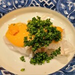 鮨 さかい - ⑥虎河豚(佐賀県産)、鮟肝酢(北海道余市産)掛け
      鮟肝を裏漉したものに酢を加え、トロトロなコクと旨みを天然虎河豚に加えています
      円やか、かつ、濃厚な旨みに強いインパクトを覚えます