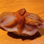 鮨 さかい - ⑪赤貝(山口県宇部産)
      産卵は初夏～夏、旬は冬~春
      瀬戸内海産の貝類や雲丹は日本海や大平洋側に比べると味わいが穏やかです
      閖上の様な個性は無いですがその分だけ臭み無く食べ易い