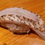 鮨 さかい - ⑱炙り赤鯥(別称:ノドグロ、長崎県対馬列島産)、塩
      産卵は初夏～初秋、旬は晩秋～晩冬
      脂が濃厚な上に軽く炙って旨みを引き出してあり少し強過ぎかと心配するも、表面に塗られた塩と赤酢のシャリとがマッチ