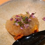 鮨 さかい - ④蝦夷馬糞雲丹(北海道昆布森産)、キャビア、甘酢ジュレ掛け、紫蘇の花載せ
      キャビアの塩みのある旨みとコク、蝦夷馬糞雲丹のハッキリとした甘みと濃いめの旨みを余さず味わい尽くします