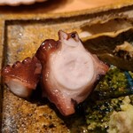 鮨 さかい - ②真蛸桜煮(福岡県志賀島産)
      産卵は初夏～初秋、旬は抱卵する初夏～初秋と旨みが強くなる晩秋～冬の2回
      雌は軟らかな繊維質なので、食べ易く噛むほどに旨みが拡がります