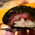 鮨 さかい - ⑤葱トロ(青森県大間産、173kg)巻き(ハーフ)
      中トロに刻んだ芽葱を合わせて、本鮪の脂の旨みを感じつつも、すっきりとした後味に仕上げてあります