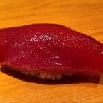 鮨 さかい - ⑭本鮪赤身(青森県大間産、173kg)ヅケ
      近海本鮪の産卵は春～夏、旬は初秋～冬
      背トロに近い部位で脂がのりも良い上に赤身独特の風味があります
      軽く漬けにされており、酸味は微かですが旨みを楽しみます