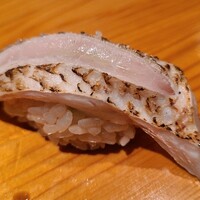 鮨 さかい - ⑱炙り赤鯥(別称:ノドグロ、長崎県対馬列島産)、塩
                      産卵は初夏～初秋、旬は晩秋～晩冬
                      脂が濃厚な上に軽く炙って旨みを引き出してあり少し強過ぎかと心配するも、表面に塗られた塩と赤酢のシャリとがマッチ