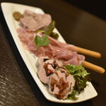 ワインバー バッカス - 前菜３種類盛り合わせ（１，５００円）パテドカンパーニュ・生ハムとグリッシーニ・冷製豚ヒレ肉のコンフィ２０２３年１０月
