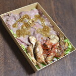 Salad Cafe - 料理写真:炭火焼ローストビーフとスペアリブ弁当～旨辛醬油だれ～（１，３９８円）２０２３年１０月