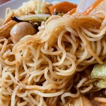 香香 - 中華麺を軽く焼いてます