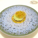 Restaurant KAITO - ズッキーニ：グリーンとホワイトの模様は ズッキーニをスライスしてから薄く並べて 円い型で抜いてあります。 下にはズッキーニのサラダ、赤海老とカッポレを柑橘フルーツでマリネしたもの、焼き茄子、クスクスを組み合わせてあります。上にはカダイフを円形に焼き固めて 小さな人参のピュレ、ツルムラサキの花、マイクロクレソンを添えてあります。 周りには アメリケーヌソースで香り付けがしてあります。