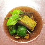 Restaurant KAITO - スジアラ：小笠原で獲れたスジアラ（ハタの仲間）にディルの衣を薄く付け、揚げてから カットして、ツルムラサキがあしらわれています。 付け合わせには、青梗菜の葉でくるんだ ゆり根のピュレが添えられており、周囲には いろいろなキノコのマリネとブイヨンが敷かれ、柚子で香りづけがされています。