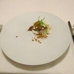 Restaurant KAITO - ディセール 洋梨：フレッシュな洋梨と洋梨のムースに キャラメルアイスとキャラメルソース、アーモンドのキャラメリーゼ、仕上げに 黒胡椒の香りのメレンゲをアクセントに添えてあり、マイクロセルフィールが飾られています。