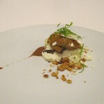 Restaurant KAITO - ディセール 洋梨：フレッシュな洋梨と洋梨のムースに キャラメルアイスとキャラメルソース、アーモンドのキャラメリーゼ、仕上げに 黒胡椒の香りのメレンゲをアクセントに添えてあり、マイクロセルフィールが飾られています。